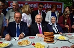 Resim Kılıçdaroğlu'na Tarihi Çarşıda Meşhur Ürünler Kahvaltısı İkram Edildi