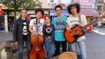 Resim Lise Öğrencileri Sokak Müziğiyle İlgi Odağı Oldu